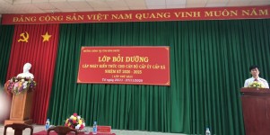 Ths. Nguyễn Thanh Thuyên - Phó Hiệu trưởng trường Chính trị tỉnh phát biểu tại buổi khai giảng