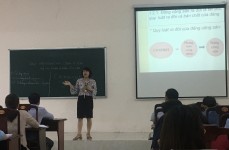 Giảng viên Nguyễn Thị Khuyến trình bày nội dung bài giảng