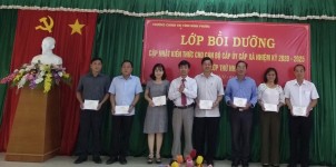 ThS. Nguyễn Thanh Thuyên  – Phó Hiệu trưởng trao giấy chứng nhận cho học viên