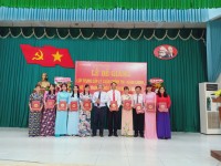 Th.s Đỗ Tất Thành - Phó Hiệu trưởng trao bằng tốt nghiệp cho học viên lớp TC111