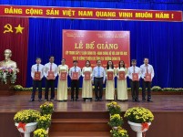 Đ/c Đỗ Văn Hờn – Giám đốc Công ty điện lực tỉnh trao bằng tốt nghiệp Trung cấp LLCT-HC cho các anh, chị học viên