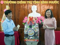 Phó Bí thư Thường trực Tỉnh ủy Huỳnh Thị Hắng thăm và chúc tết Trường Chính trị