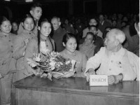 Chủ tịch Hồ Chí Minh nói chuyện thân mật với đại biểu Thanh niên xung phong dự Đại hội Thanh niên xung phong chống Mỹ cứu nước toàn miền Bắc (tháng 1/1967). Nguồn: Ảnh tư liệu TTXVN.