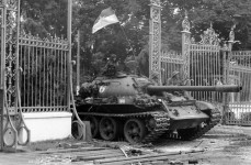 Xe tăng Quân giải phóng tiến vào Dinh Độc Lập, trưa 30-4-1975, kết thúc vẻ vang cuộc kháng chiến chống Mỹ, cứu nước, giải phóng hoàn toàn miền Nam, thống nhất đất nước _Ảnh: Tư liệu TTXVN