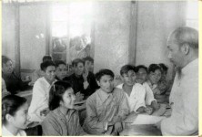 Bác Hồ thăm và nói chuyện với thầy và trò Trường Đại học Sư phạm Hà Nội, ngày 21/10/1964. Ảnh Tư liệu.