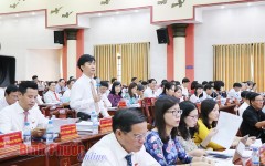 Đại biểu Nguyễn Thanh Thuyên phát biểu chất vấn tại kỳ họp thứ 8, HĐND tỉnh khóa IX (Ảnh: Bptv.com.vn)
