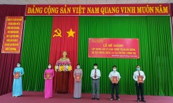 Hiệu trưởng Nguyễn Thanh Thuyên trao bằng tốt nghiệp cho học viên