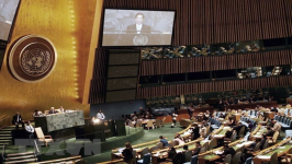 Ngày 25/9/2009, tại trụ sở LHQ ở New York (Mỹ), Chủ tịch nước Nguyễn Minh Triết phát biểu tại Khoá họp 64 Đại hội đồng LHQ với chủ đề Không phổ biến vũ khí hạt nhân và giải trừ vũ khí hạt nhân.(Ảnh: TTXVN)