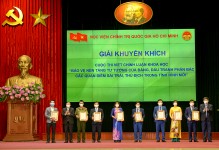 Đồng chí Lại Xuân Môn và đồng chí Nguyễn Duy Bắc trao giải thưởng cho các cá nhân có bài viết đạt giải Khuyến khích