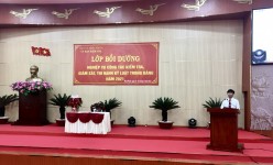 Đồng chí Nguyễn Thanh Thuyên – Bí thư Đảng ủy, Hiệu trưởng Trường Chính trị phát biểu khai giảng