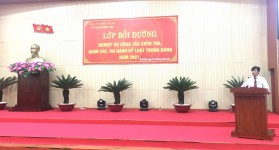 Đồng chí Nguyễn Thanh Thuyên – Bí thư Đảng ủy, Hiệu trưởng Trường Chính trị phát biểu bế giảng