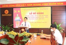 PGS.TS. Nguyễn Tấn Vinh – Phó Bí thư Đảng ủy, Phó Giám đốc, phát biểu bế giảng lớp học