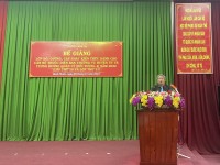 Đồng chí Đỗ Tất Thành, Phó Hiệu trưởng trường Chính trị phát biểu tại lễ bế giảng lớp học