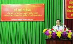 PGS.TS Nguyễn Tấn Vinh - Phó Giám đốc học viện Chính trị khu vực II phát biểu bế giảng lớp học