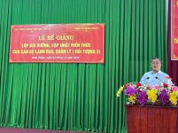 Đồng chí Nguyễn Hồng Trà, Ủy viên Ban Thường vụ Tỉnh ủy, Trưởng Ban Tổ chức Tỉnh ủy,phát biểu bế giảng lớp học