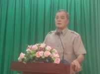 Đồng chí Nguyễn Hồng Trà - Ủy viên Ban Thường vụ Tỉnh ủy, Trưởng ban Tổ chức Tỉnh ủy thừa uỷ quyền Thường trực Tỉnh ủy phát biểu chỉ đạo lễ Bế giảng