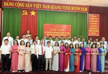 Đồng chí Nguyễn Thanh Thuyên – Hiệu trưởng Trường Chính trị và đại biểu tham dự chụp ảnh lưu niệm cùng học viên tại Lễ bế giảng