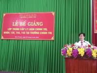 Đồng chí Nguyễn Thanh Thuyên – Bí thư Đảng uỷ, Hiệu trưởng Trường Chính trị phát biểu Bế giảng lớp học