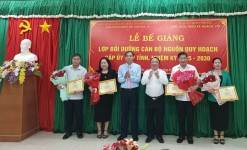 PGS,TS.Phạm Tất Thắng, Phó Giám đốc Học viện Chính trị khu vực II và Đồng chí Phan Xuân Linh, Bí thư Đảng ủy, Hiệu trưởng Trường Chính trị trao Giấy khen của Giám đốc Học viện và hoa chúc mừng các học viên đạt kết quả xuất sắc