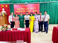 Phó bí thư Đảng uỷ Lê Nguyễn Thị Ngọc Lan chụp hình lưu niệm với Chi bộ khoa Lý luận cơ sở