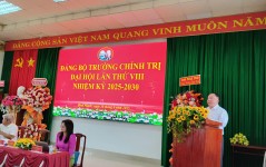 Đ/c Phan Xuân Linh, Bí thư Đảng ủy, Hiệu trưởng Trường Chính trị tỉnh phát biểu khai mạc Đại hội