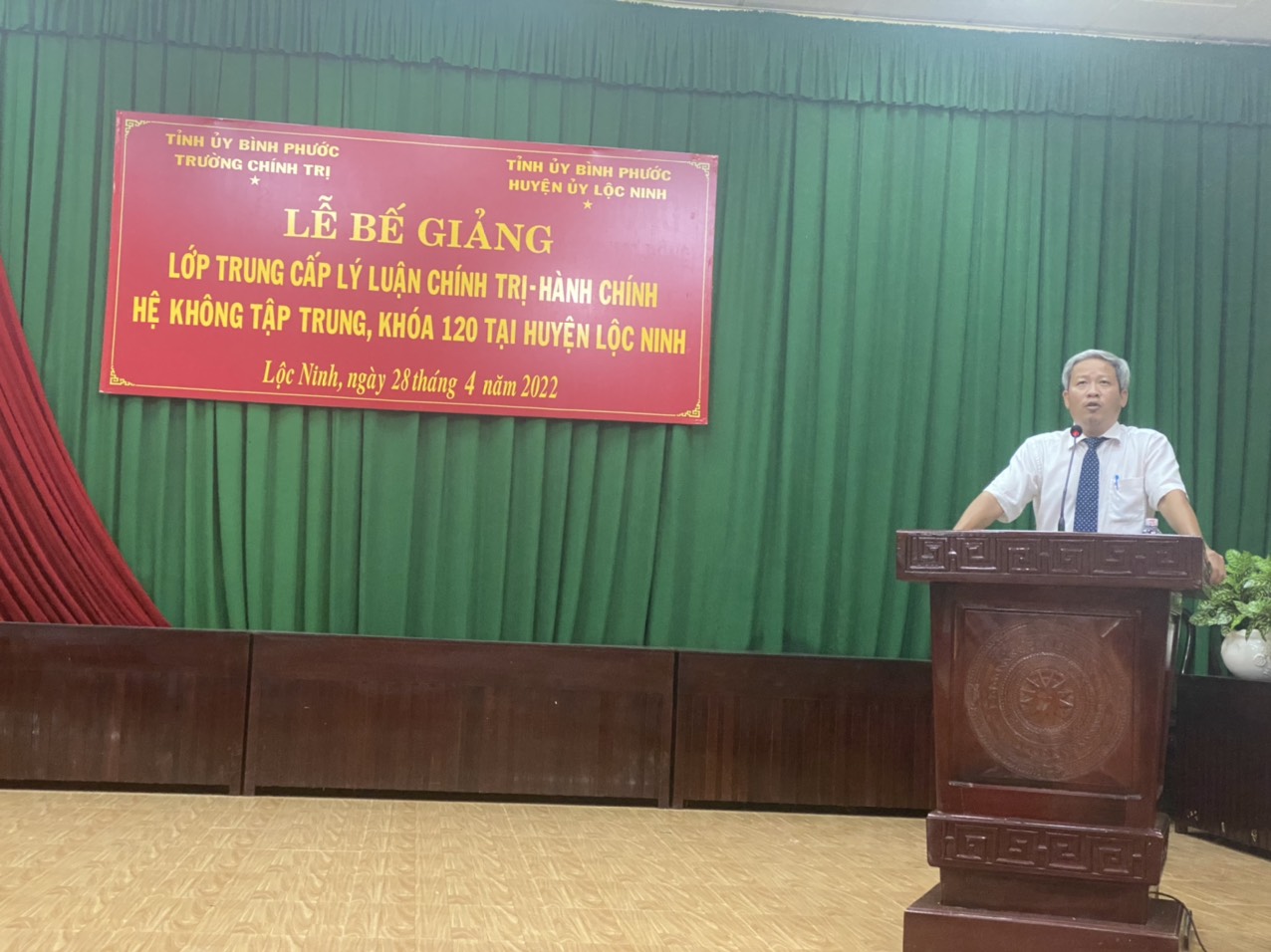Đ/c Đỗ Tất Thành phát biểu tại lễ bế giảng lớp TC120 (Lộc Ninh)