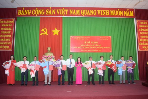 Đ/c Nguyễn Hồng Trà và Đ/c Nguyễn Thị Tuyết Mai trao hoa và bằng cho học viên lớp C17 tại buổi lễ bế giảng