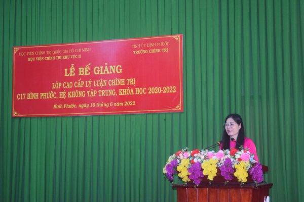 Đ/c Nguyễn Thị Tuyết Mai phát biểu tại Lễ Bế giảng lớp Cao cấp C17