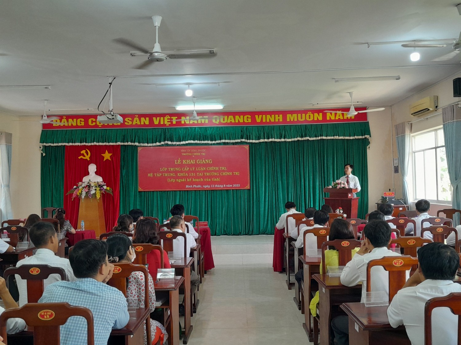 ThS. Nguyễn Thanh Thuyên -  Bí thư Đảng ủy, Hiệu trưởng phát biểu khai giảng lớp học