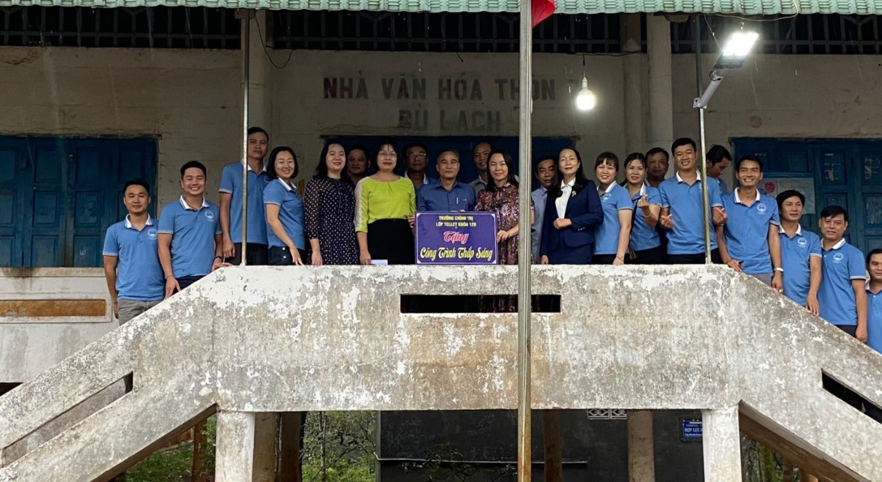 Đoàn NCTT chụp hình lưu niệm tại công trình điện chiếu sáng thôn 5 xã Đồng Nai