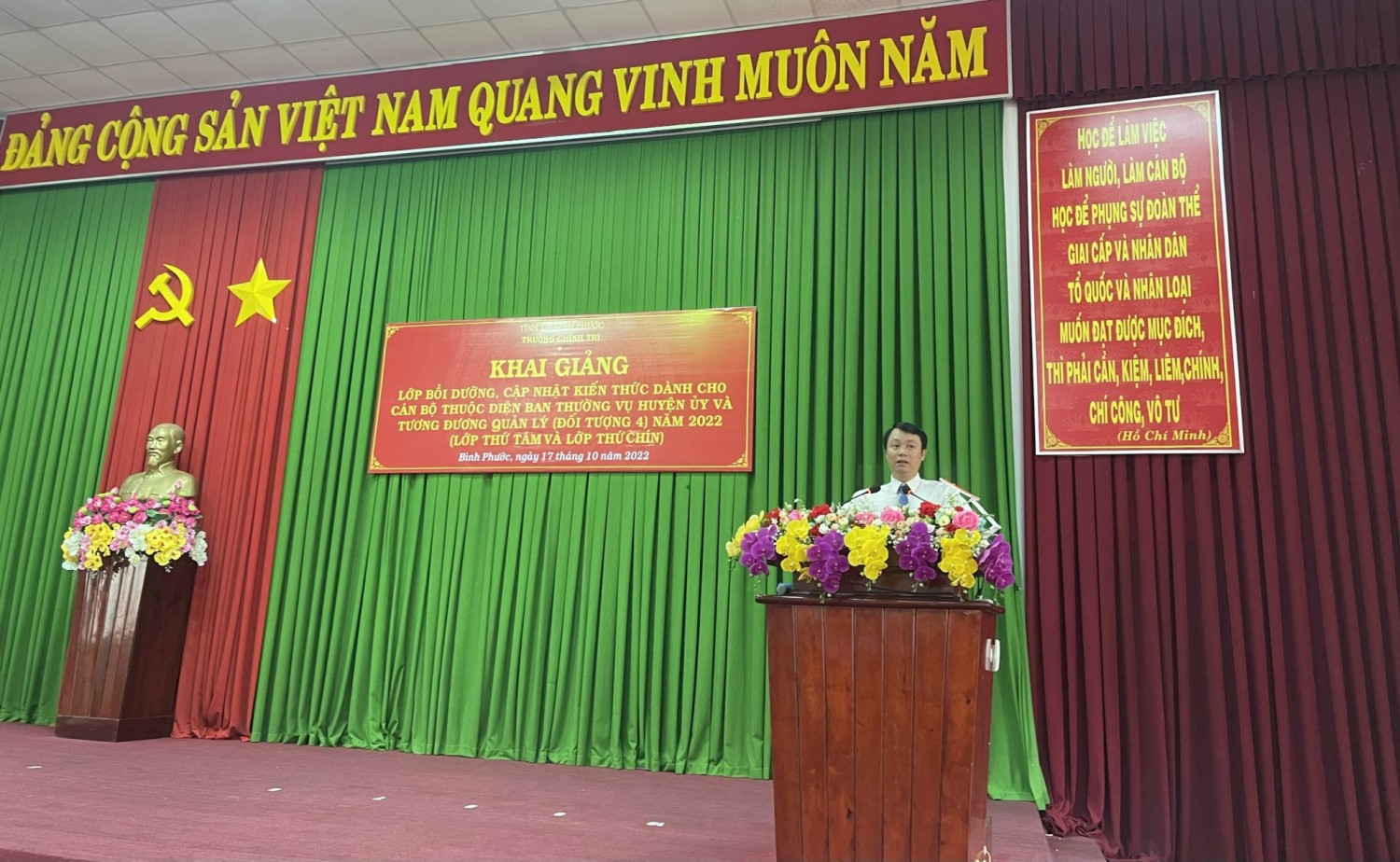 Thừa ủy quyền của Hiệu trưởng, đồng chí Nguyễn Văn Thành, Trưởng phòng Quản lý đào tạo, nghiên cứu khoa học, phát biểu khai giảng lớp học