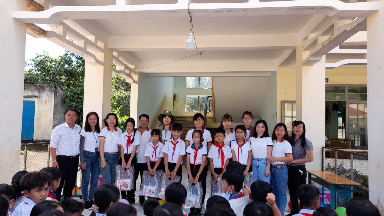 Đoàn tặng quà cho các em học sinh trường TH&THCS Đoàn Đức Thái xã Đồng Nai