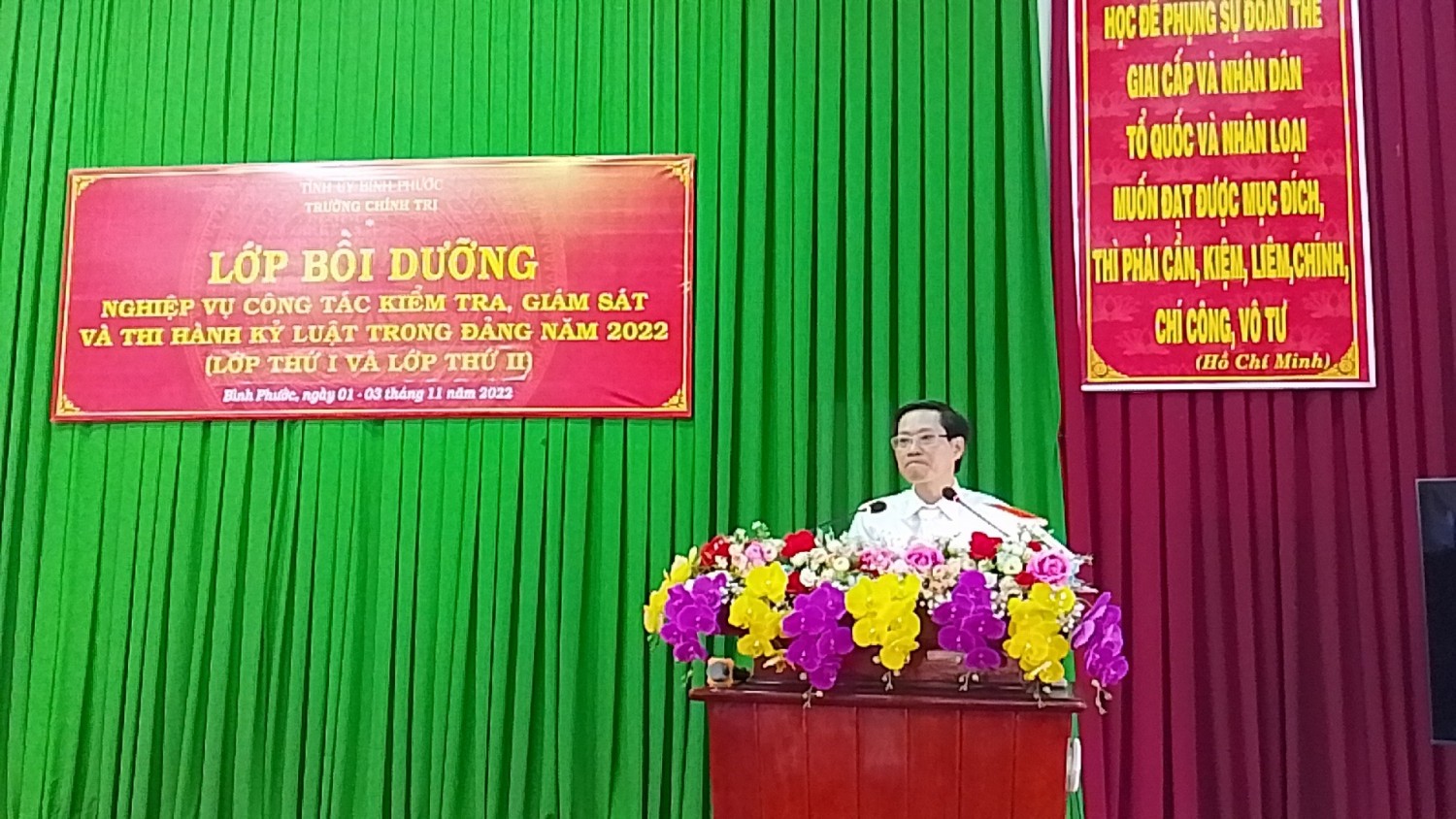 Đồng chí Lê Việt Hùng,Tỉnh ủy viên,  Phó Chủ nhiệm Thường trực Cơ quan Ủy ban kiểm tra Tỉnh ủy, phát biểu trong buổi khai giảng lớp