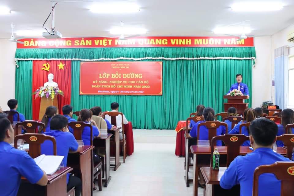 Đồng chí: Trần Hoàng Trực - Bí thư Tỉnh đoàn Bình Phước phát biểu tại buổi tập huấn kỹ năng, nghiệp vụ cho cán bộ ở cơ sở năm 2022