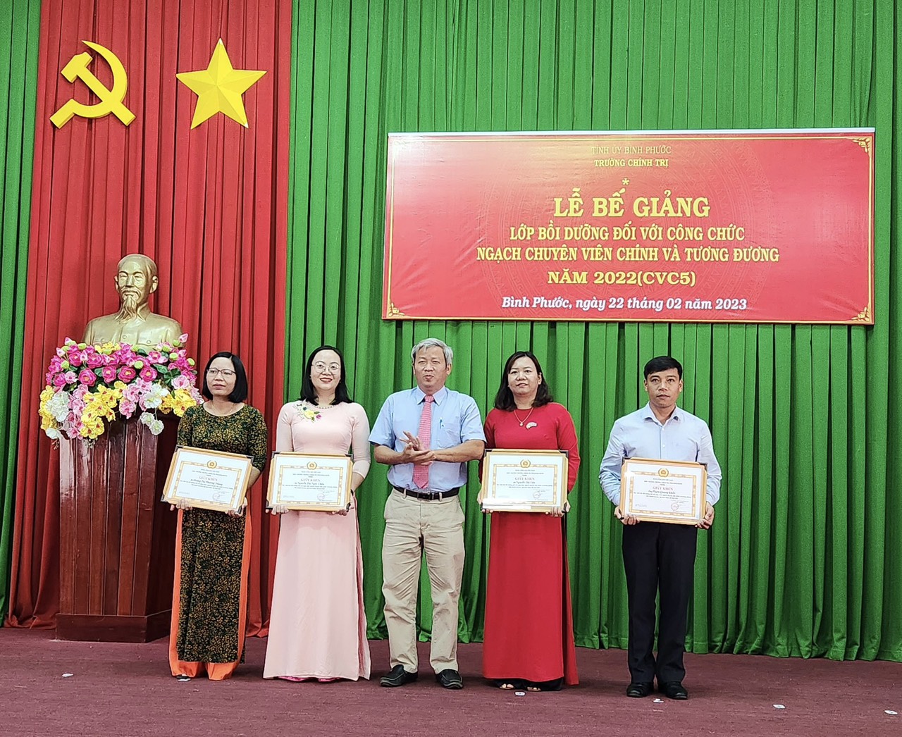 Phó Hiệu trưởng Đỗ Tất Thành tặng giấy khen cho 4 học viên có kết quả học tập tốt