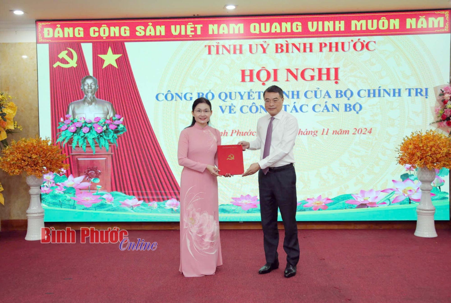 Ủy viên Bộ Chính trị, Bí thư Trung ương Đảng, Trưởng Ban Tổ chức Trung ương Lê Minh Hưng trao quyết định và hoa chúc mừng đồng chí Tôn Ngọc Hạnh