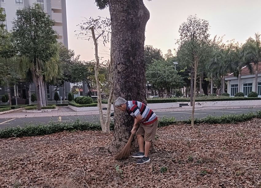 Chủ tịch Công đoàn trực tiếp tham gia thu gom rác cùng với công đoàn viên toàn trường