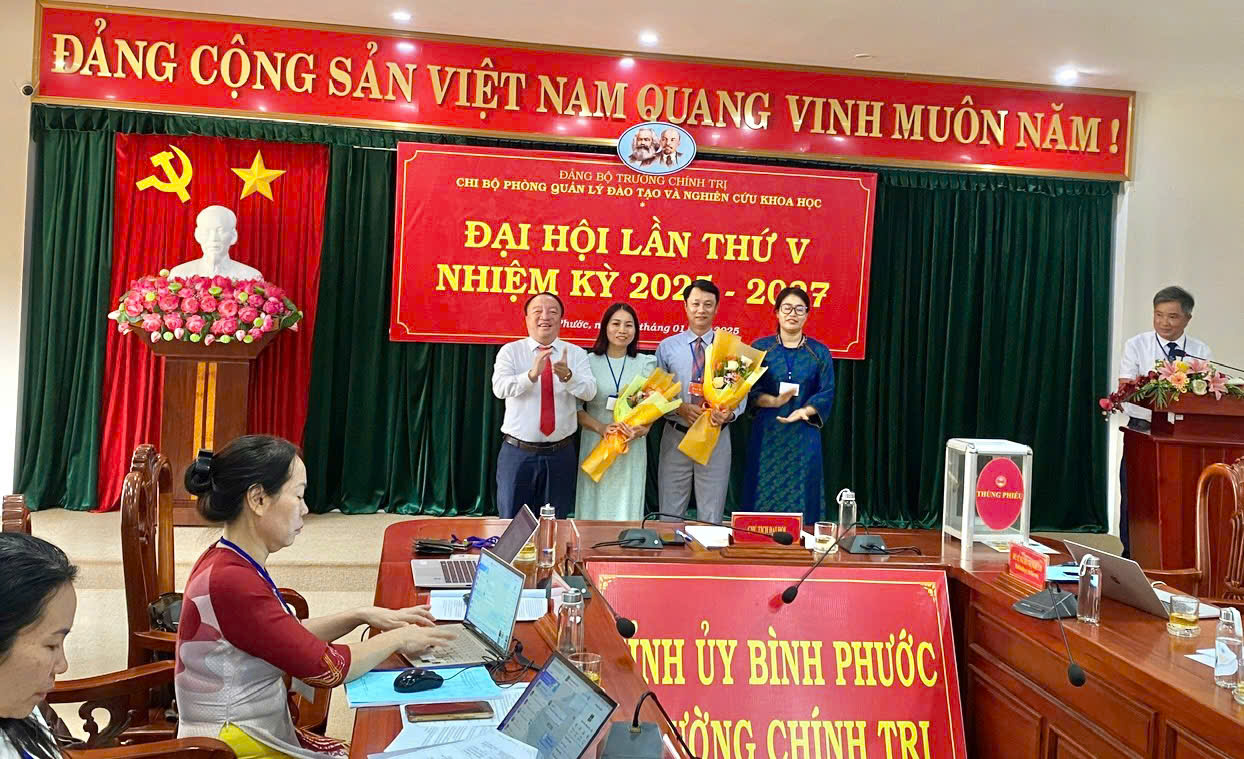 Bi thư và Phó Bí thư ra mắt Đại hội