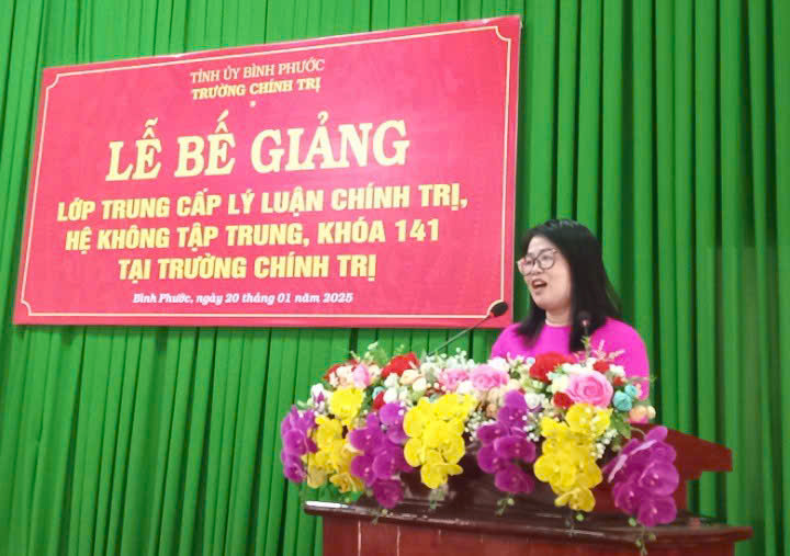 TS. Lê Nguyễn Thị ngọc Lan, Phó Bí thư Đảng ủy, phó Hiệu trưởng dự và phát biểu Bế giảng lớp học.