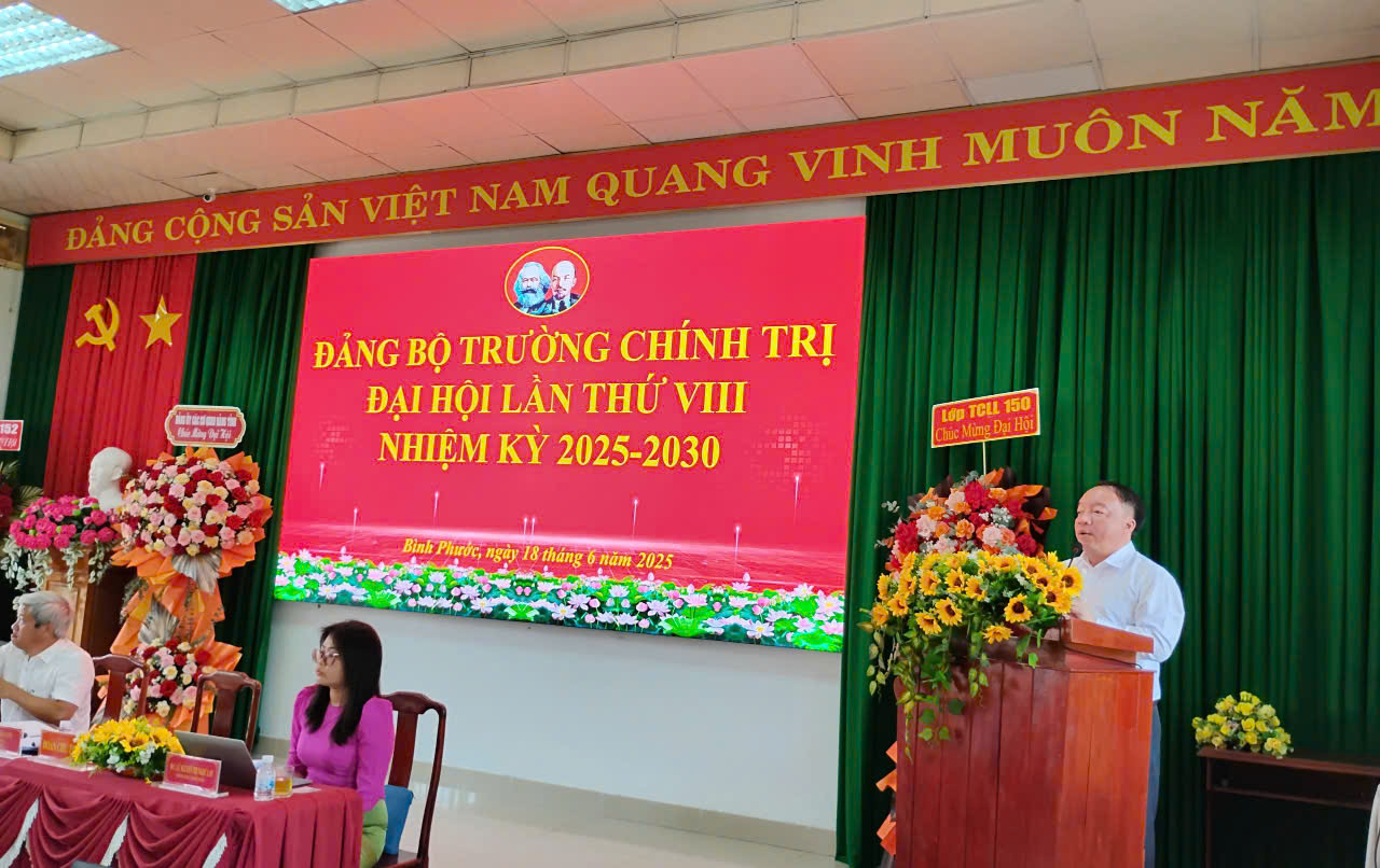 Đ/c Phan Xuân Linh, Bí thư Đảng ủy, Hiệu trưởng Trường Chính trị tỉnh phát biểu khai mạc Đại hội