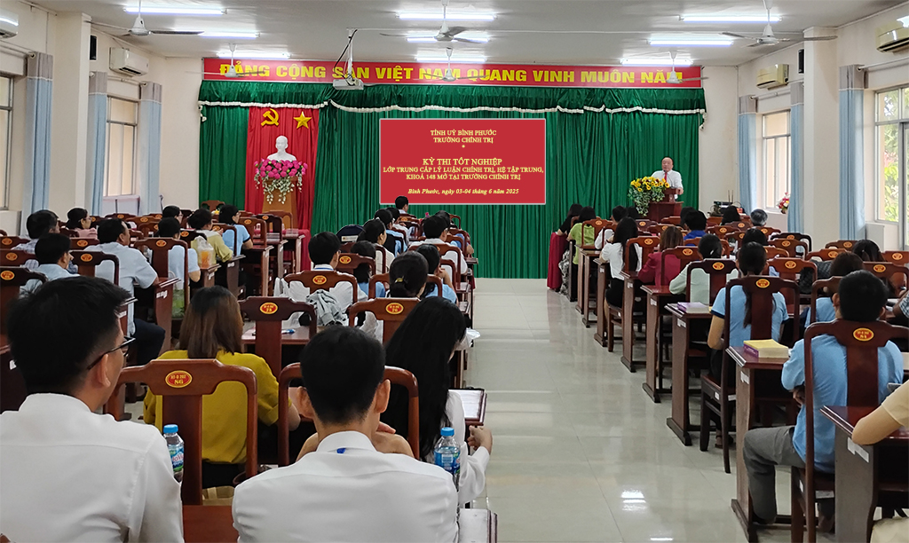 Đồng chí Phan Xuân Linh – Hiệu trưởng Nhà trường, Chủ tịch Hội đồng thi tốt nghiệp phát biểu khai mạc Kỳ thi
