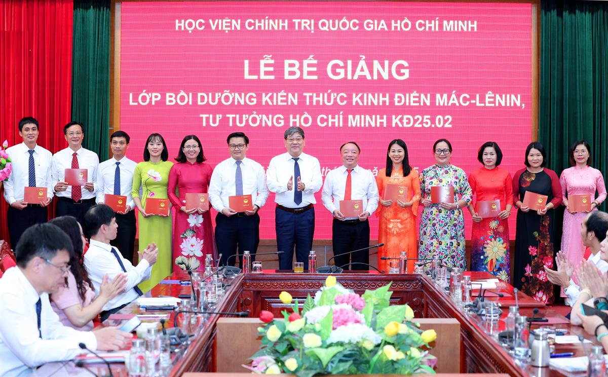 PGS,TS Nguyễn Duy Bắc trao chứng chỉ bồi dưỡng cho các đồng chí học viên