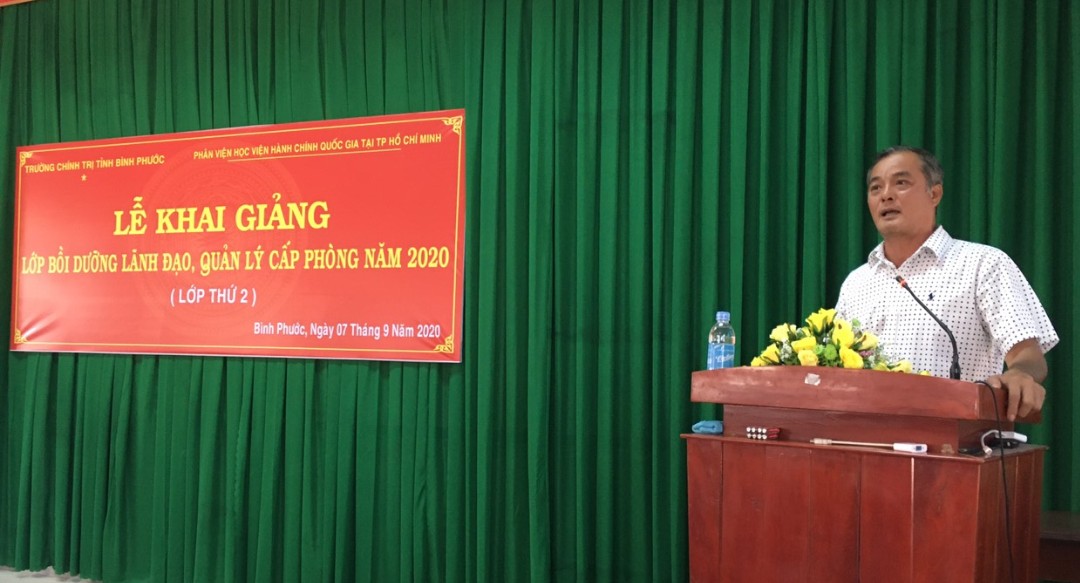 Đồng chí Nguyễn Hồng Trà – Tỉnh ủy viên, Phó Trưởng Ban Tổ chức tỉnh ủy phát biểu tại Lễ khai giảng